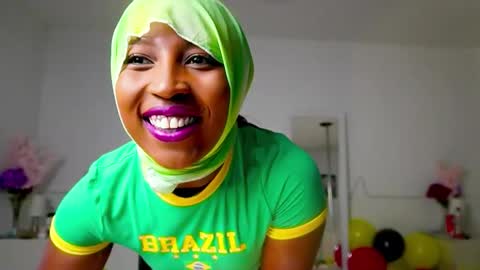 Snapshot of emmasanzoficial chatting on September 22, 12:14 pm Sara online show from September 22, 12:14 pm