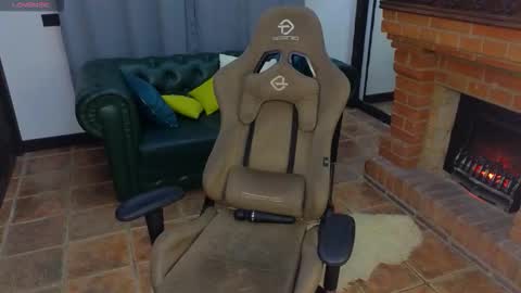 Snapshot of emmi_swon chatting on October 8, 5:50 pm Mia online show from October 8, 5:50 pm