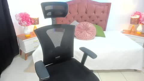 Snapshot of emmiejones_ chatting on September 17, 12:58 pm Emmi online show from September 17, 12:58 pm