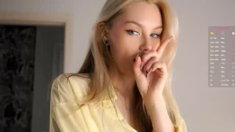 Snapshot of emmiemurray chatting on October 8, 8:07 am Aurora online show from October 8, 8:07 am