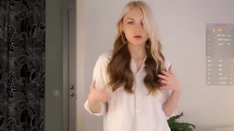 Snapshot of emmiemurray chatting on October 5, 6:51 am Aurora online show from October 5, 6:51 am