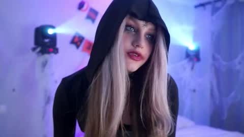 Snapshot of emmiemurray chatting on October 31, 7:45 am Aurora online show from October 31, 7:45 am