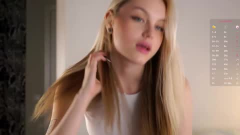 Snapshot of emmiemurray chatting on October 11, 8:41 am Aurora online show from October 11, 8:41 am