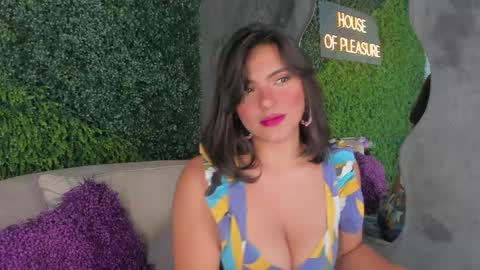 Snapshot of emmiily_z chatting on February 12, 7:56 pm Emmiily online show from February 12, 7:56 pm