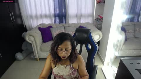 Snapshot of emmilychevalier chatting on December 21, 10:19 pm Emmily online show from December 21, 10:19 pm