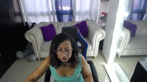 Snapshot of emmilychevalier chatting on December 14, 10:18 pm Emmily online show from December 14, 10:18 pm