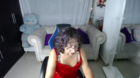 Snapshot of emmilychevalier chatting on February 6, 12:00 am Emmily online show from February 6, 12:00 am
