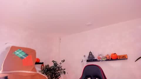 Snapshot of emmyevans1 chatting on October 28, 8:14 pm Emmy Evans  online show from October 28, 8:14 pm