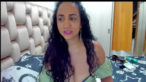 Snapshot of emperatriztapia chatting on January 27, 1:48 am emperatriztapia online show from January 27, 1:48 am