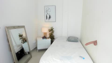 Snapshot of emy_barnert chatting on October 31, 1:15 pm Mili online show from October 31, 1:15 pm