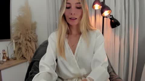 emyconneer online show from December 7, 1:58 am