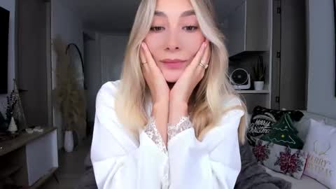 emyconneer online show from December 10, 6:28 pm