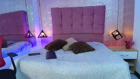 Emyly  online show from December 1, 8:11 pm