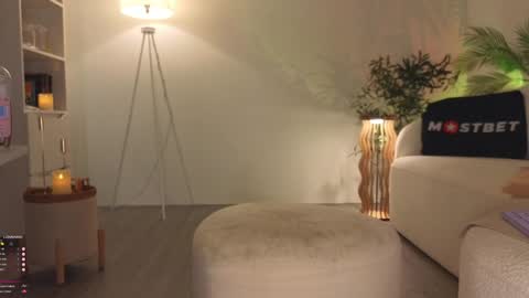 Snapshot of ericamiracle15 chatting on December 8, 12:18 am Call me Erica online show from December 8, 12:18 am