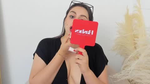 Erika Mendez online show from December 3, 8:17 pm
