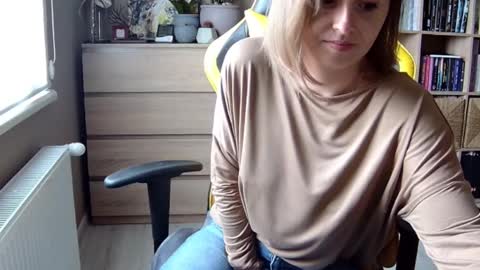 Snapshot of erotic_vibe chatting on February 9, 11:14 am Melissa online show from February 9, 11:14 am