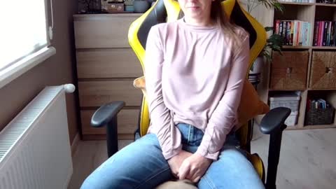 Snapshot of erotic_vibe chatting on December 17, 10:01 am Melissa online show from December 17, 10:01 am
