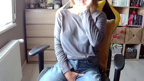 Snapshot of erotic_vibe chatting on February 23, 9:06 am Melissa online show from February 23, 9:06 am