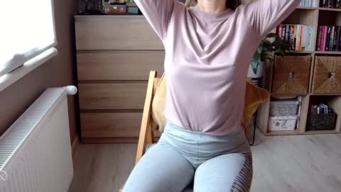 Snapshot of erotic_vibe chatting on December 3, 10:04 am Melissa online show from December 3, 10:04 am