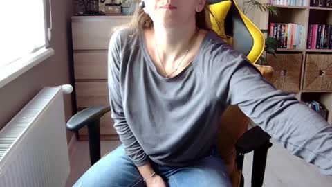 Snapshot of erotic_vibe chatting on December 19, 9:40 am Melissa online show from December 19, 9:40 am