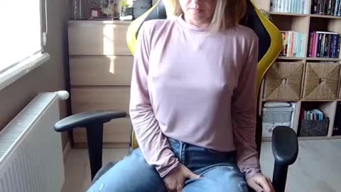 Snapshot of erotic_vibe chatting on February 12, 12:44 pm Melissa online show from February 12, 12:44 pm