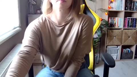 Snapshot of erotic_vibe chatting on February 14, 8:10 am Melissa online show from February 14, 8:10 am