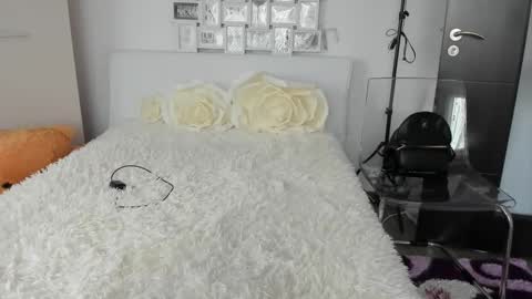eroticsensualkitty4u online show from December 10, 8:40 am