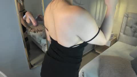 Escarlet online show from December 22, 1:22 pm