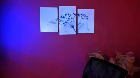 esme_moore_ online show from October 19, 9:00 am