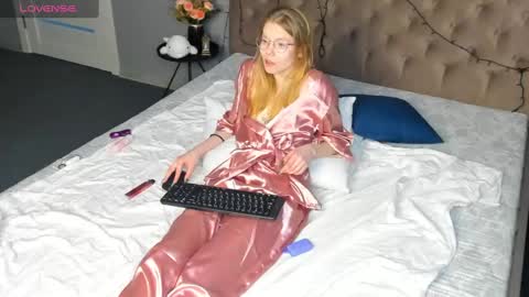 Snapshot of esme_runn chatting on January 6, 10:24 am Esme Runn online show from January 6, 10:24 am