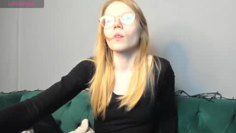 Snapshot of esme_runn chatting on January 17, 10:33 am Esme Runn online show from January 17, 10:33 am
