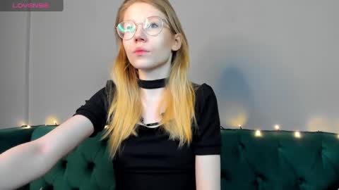 Snapshot of esme_runn chatting on January 13, 10:25 am Esme Runn online show from January 13, 10:25 am