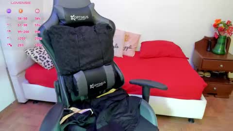 Snapshot of esmeralda_milf1 chatting on October 24, 9:22 pm esme online show from October 24, 9:22 pm