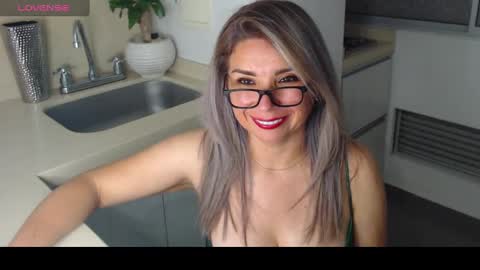 Snapshot of esperanza86_ chatting on February 7, 12:42 am Juliana online show from February 7, 12:42 am