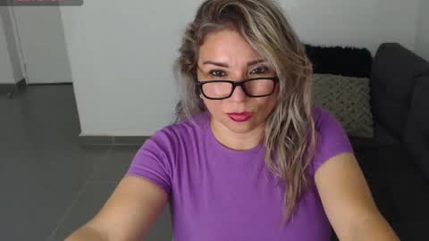 Snapshot of esperanza86_ chatting on February 11, 11:44 pm Juliana online show from February 11, 11:44 pm