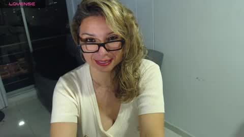 Snapshot of esperanza86_ chatting on December 11, 11:43 pm Juliana online show from December 11, 11:43 pm