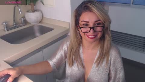 Snapshot of esperanza86_ chatting on January 5, 10:50 pm Juliana online show from January 5, 10:50 pm