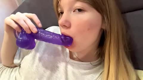 Snapshot of eugenakhouri chatting on October 18, 5:32 am Lana online show from October 18, 5:32 am