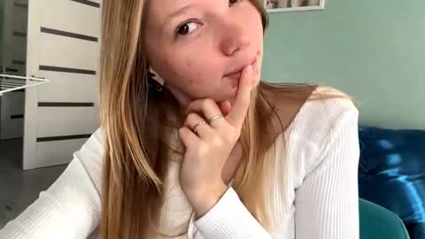 Snapshot of eugenakhouri chatting on September 18, 5:28 am Lana online show from September 18, 5:28 am