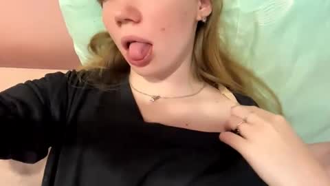 Snapshot of eugenakhouri chatting on October 10, 5:34 am Lana online show from October 10, 5:34 am