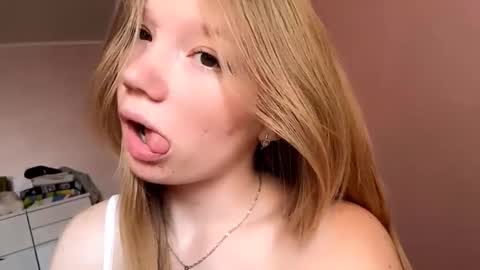 Snapshot of eugenakhouri chatting on September 20, 5:50 am Lana online show from September 20, 5:50 am