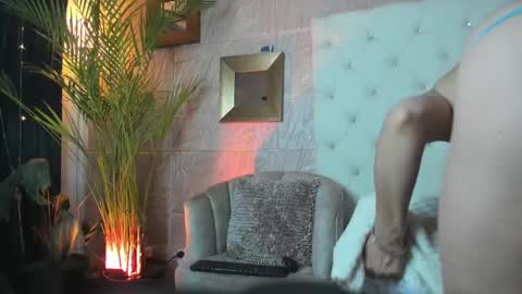 Snapshot of eva_loretti chatting on December 12, 11:18 am online show from December 12, 11:18 am