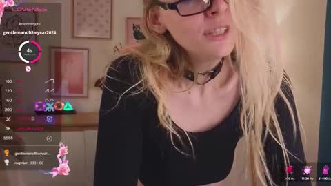 Snapshot of evangel1ne chatting on September 20, 12:10 am evangel1ne online show from September 20, 12:10 am