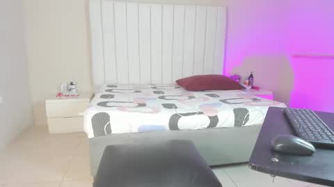 evelyn_jones9 online show from December 19, 6:01 am