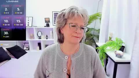 Evelyn online show from November 21, 5:20 am