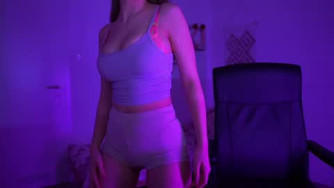 evelyncage_ online show from February 24, 7:09 pm