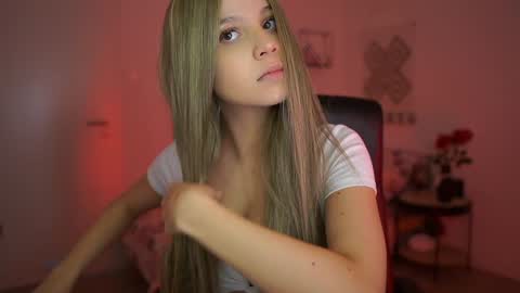 evelyncage_ online show from December 8, 7:22 pm