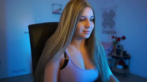 evelyncage_ online show from February 11, 7:05 pm