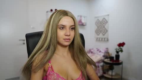 Snapshot of evelyncage_ chatting on September 29, 6:13 pm evelyncage_ online show from September 29, 6:13 pm