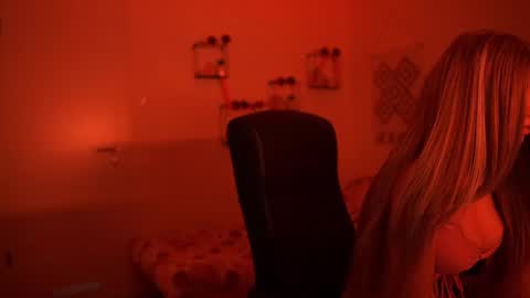 evelyncage_ online show from March 8, 7:07 pm